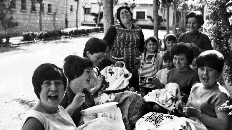 Labores de bordado en plena calle.