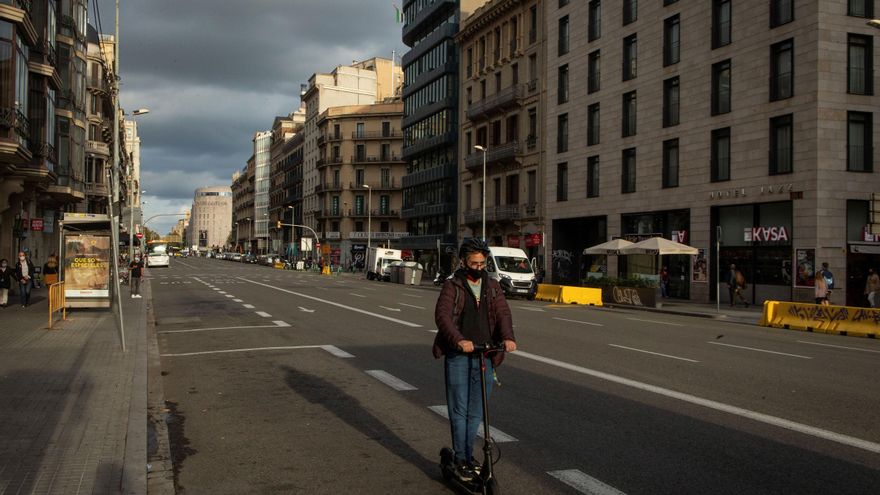 La segunda ola de coronavirus en Cataluña está afectando especialmente a las personas en edad laboral. EFE/Enric Fontcuberta/Archivo