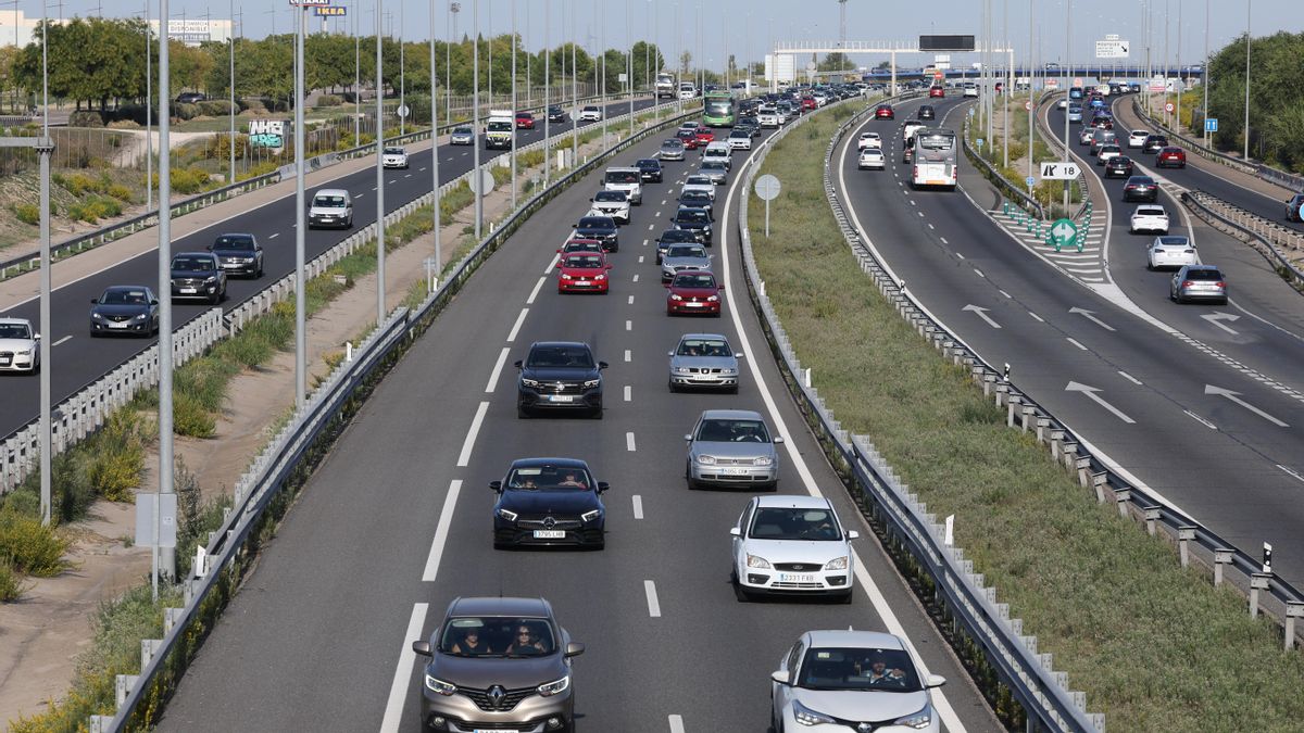 Tráfico en la A5 cerca de Madrid en una imagen de archivo. EFE/ Kiko Huesca