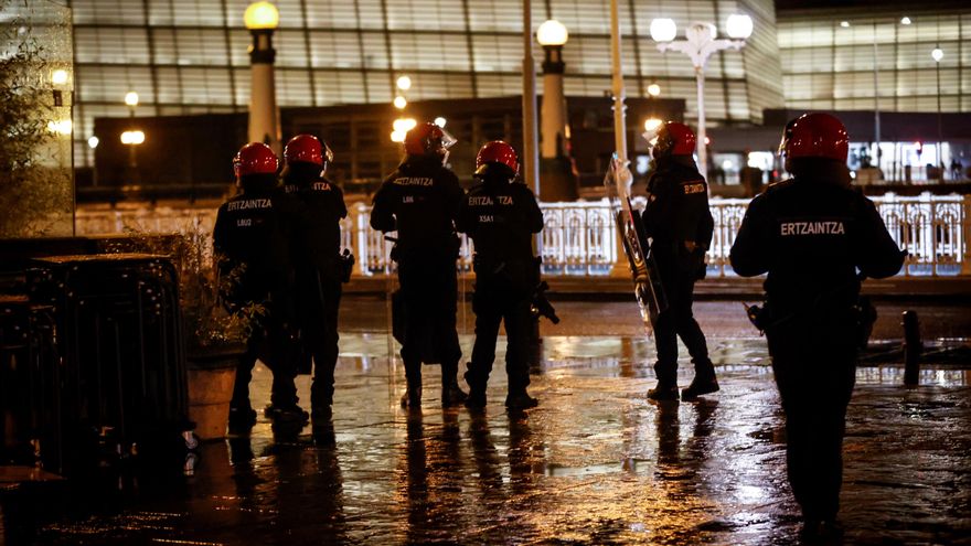 Se reproducen los incidentes y los enfrentamientos con la Ertzaintza en varios puntos de Euskadi: "Es innegable que detrás hay algo organizado"