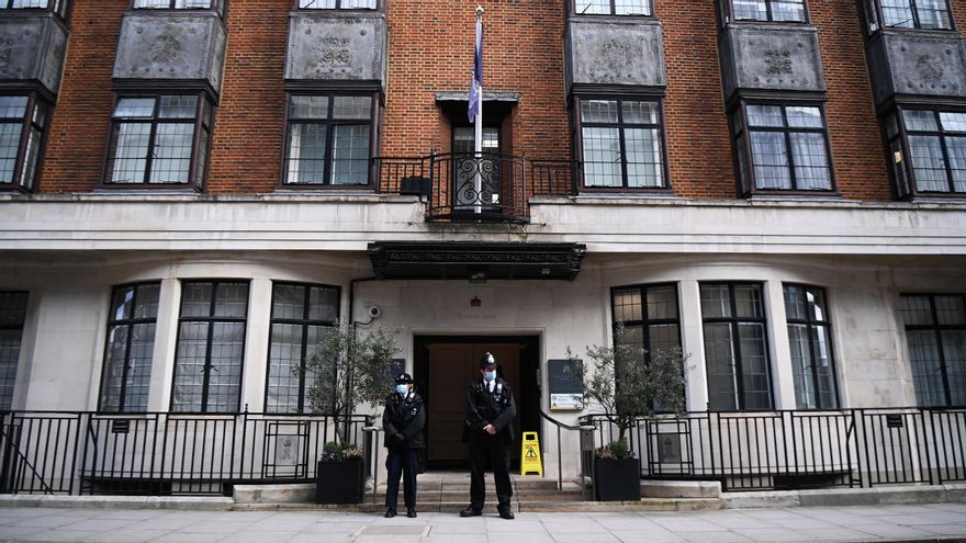 Entrada del hospital privado King Edward VII, en el centro de Londres, en el que estado ingresado el príncipe Felipe, esposo de la reina Isabel II. EFE/EPA/ANDY RAIN/Archivo