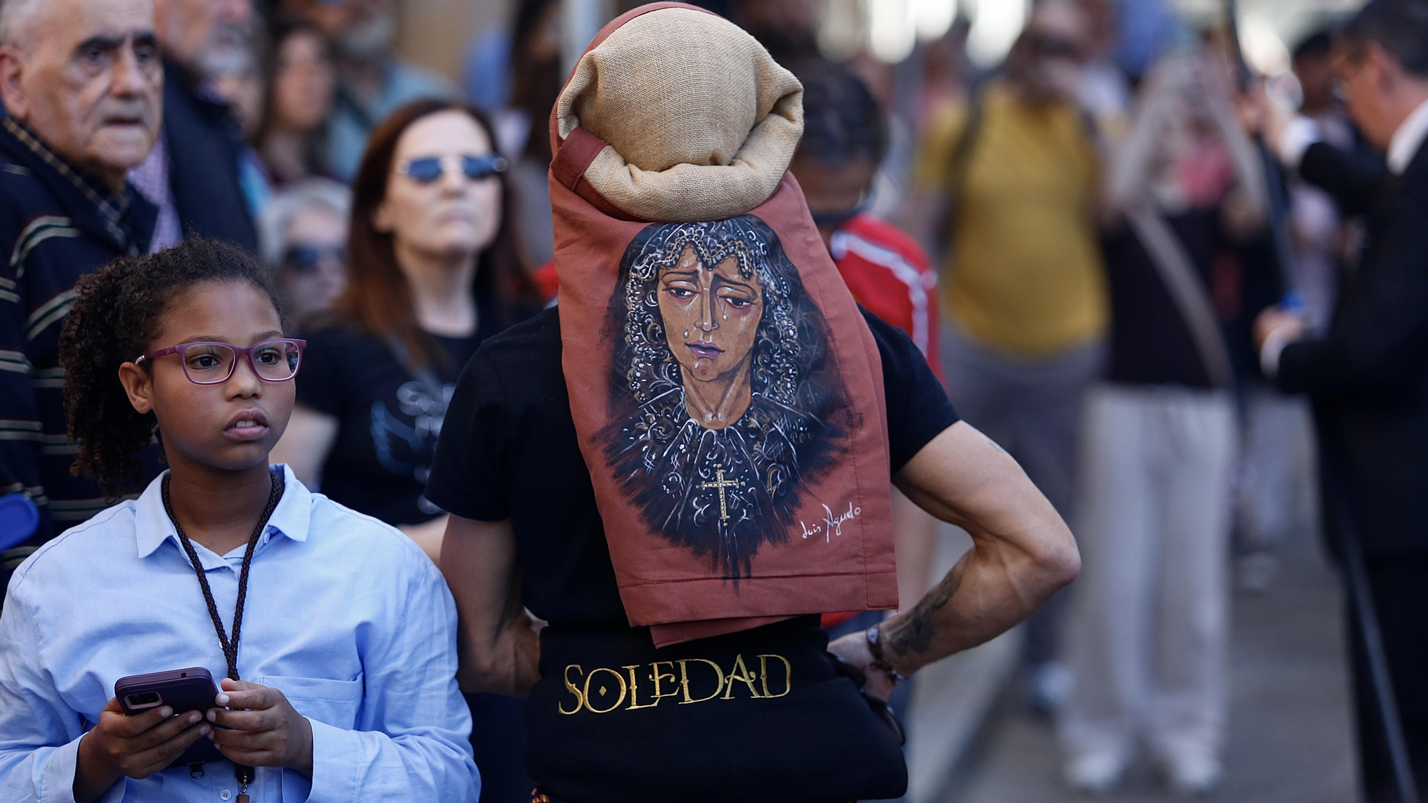 La procesión de la Hermandad de la Soledad, en imágenes