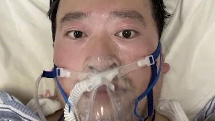 Miles de chinos recuerdan al médico que alertó sobre el coronavirus, a un año de su muerte