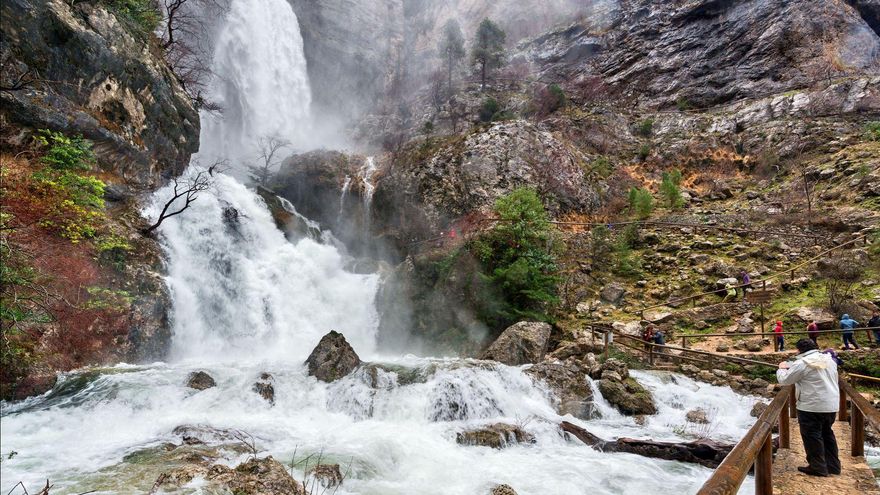 Cinco nacimientos de río bonitos de España con cascadas y buenas vistas que puedes visitar haciendo senderismo