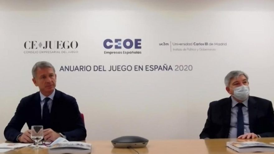 Alejandro Landaluce y el profesor Gómez Yáñez, en la presentación telemática del Anuario del Juego.