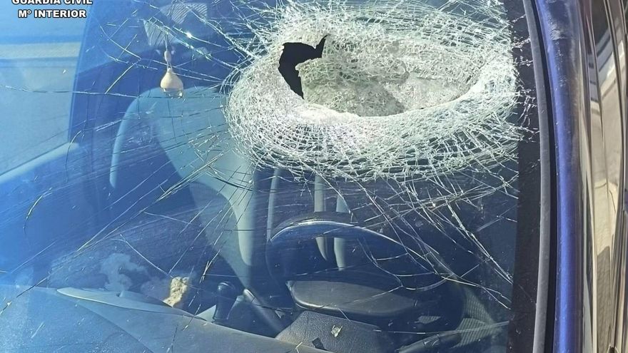 Investigan a un menor por arrojar una piedra a un coche desde un puente: su conductor está en la UCI