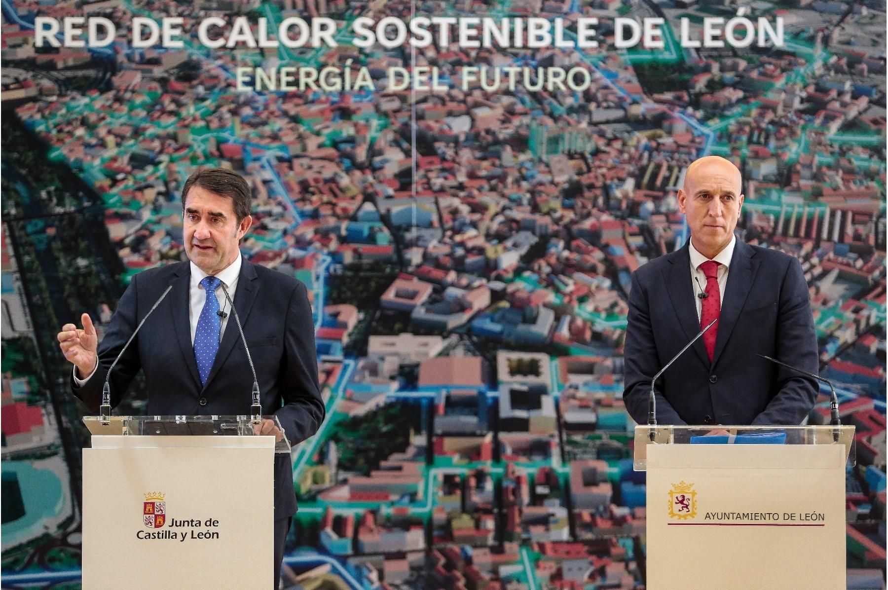 El consejero Medio Ambiente, Juan Carlos Suárez-Quiñones, y el alcalde de León, José Antonio Diez, en la presentación de la infraestructura de la Red de Calor.