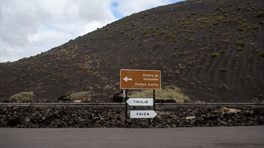 Señalización hacia algunos municipios que se viron afectados por la erupción de Timanfaya
