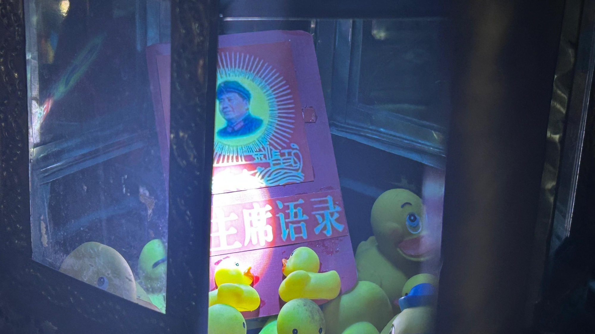 Una de las vitrinas de la iglesia exhibe el Libro Rojo de Mao