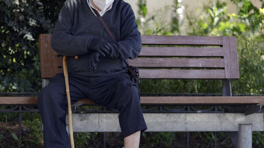 Un ciudadano sentado en el banco de un parque con su mascarilla. | ARCHIVO