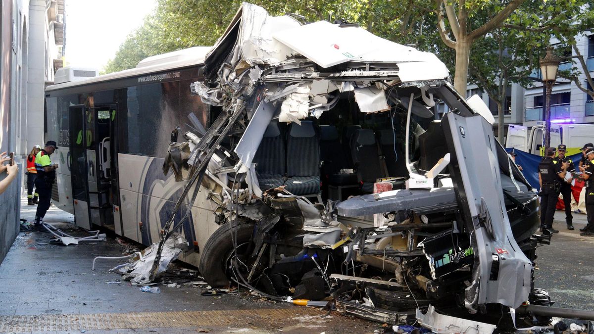 Un autocar choca contra la fachada de la Diputación de Lleida y deja 43 heridos, cuatro de ellos críticos
