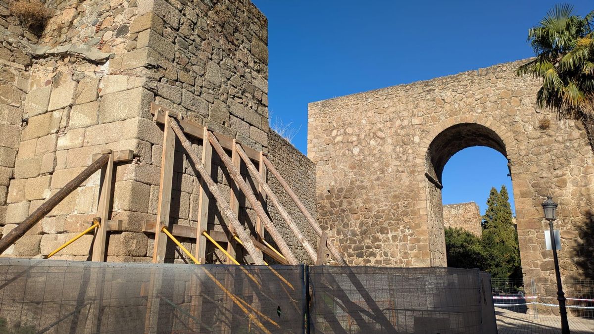 PP y Vox proponen rutas por las murallas de Talavera mientras PSOE e IU recuerdan la falta de "seguridad" por las grietas