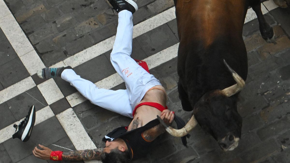 Tercer encierro relámpago de San Fermín que deja tres heridos, uno de ellos por asta de toro