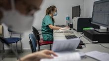 Dos médicos residentes trabajando en una sala del área de urgencias.