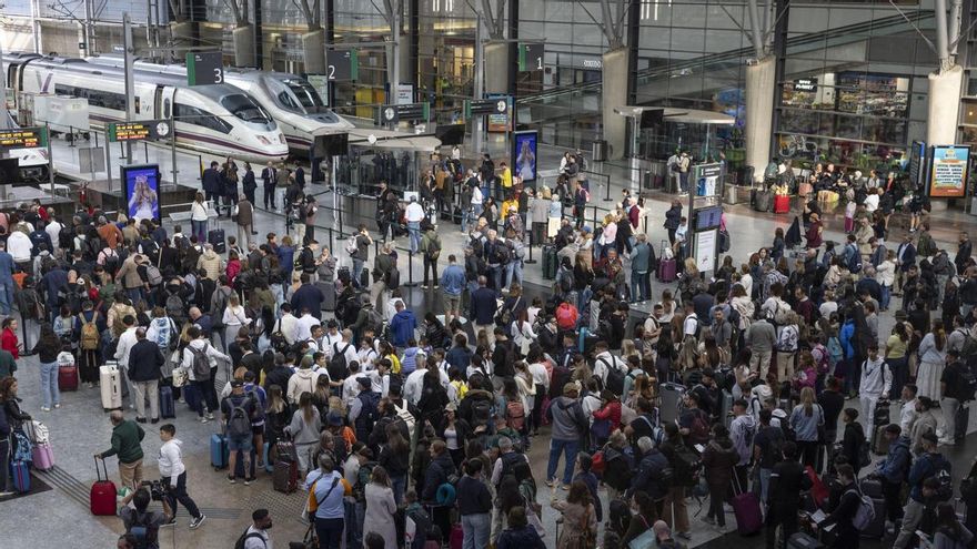 Cientos de viajeros aguardan este lunes en la Estación María Zambrano de Málaga la reanudación del servicio de alta velocidad este lunes tras el robo de cable en cuatro puntos de la provincia de Toledo que ha dejado miles de pasajeros afectados