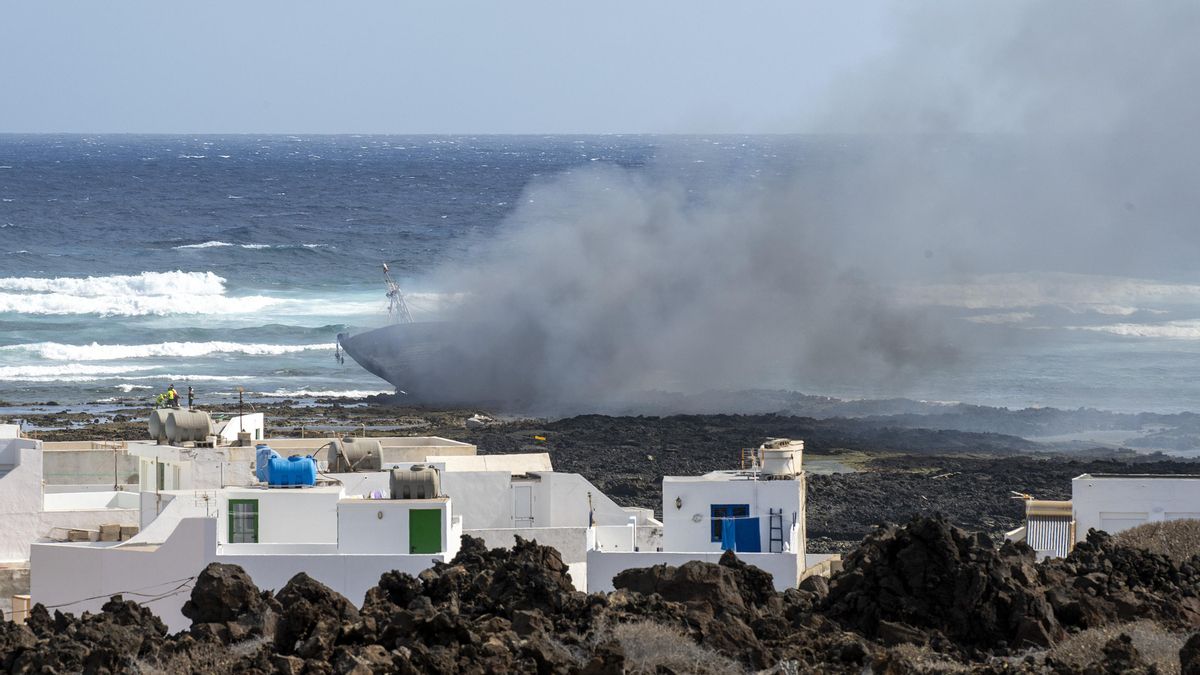 Arde en Órzola el pesquero en el que llegaron cinco migrantes este miércoles a Lanzarote