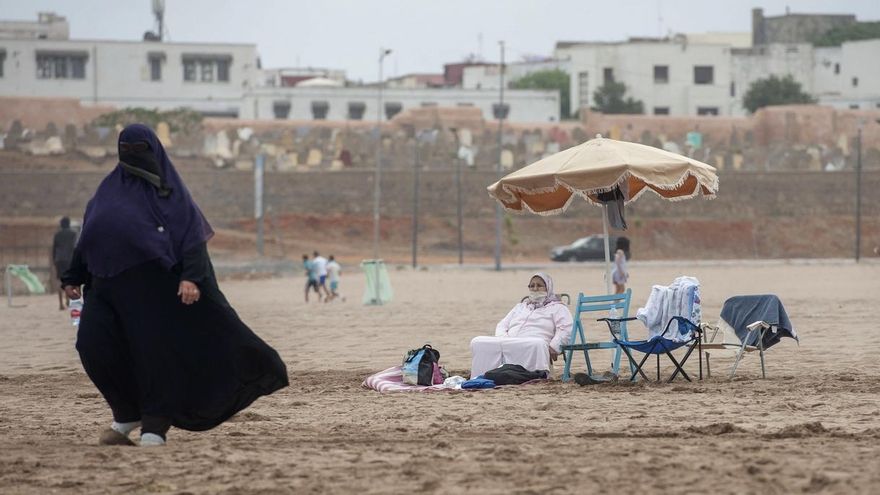 Varias personas disfrutan del día en la playa después de que las autoridades levantaran algunas medidas de seguridad por la pandemia del coronavirus, en Rabat (Marruecos).