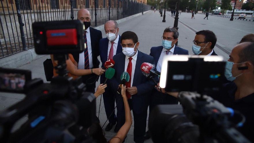 Reyes, acompañado de otros presidentes de diputaciones, atendiendo a la prensa a las puertas de San Telmo