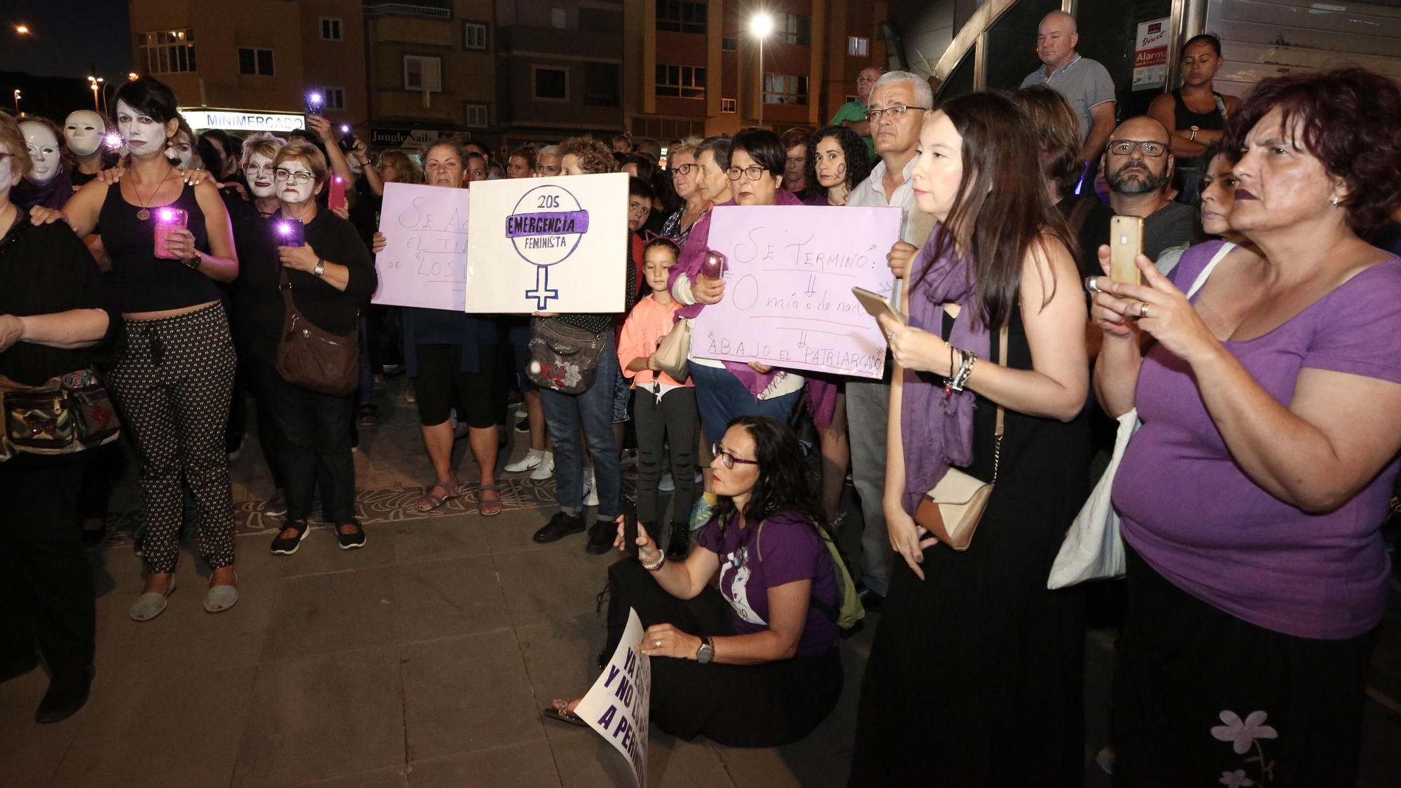 Concentración feminista en Vecindario en la 'Noche Violeta'