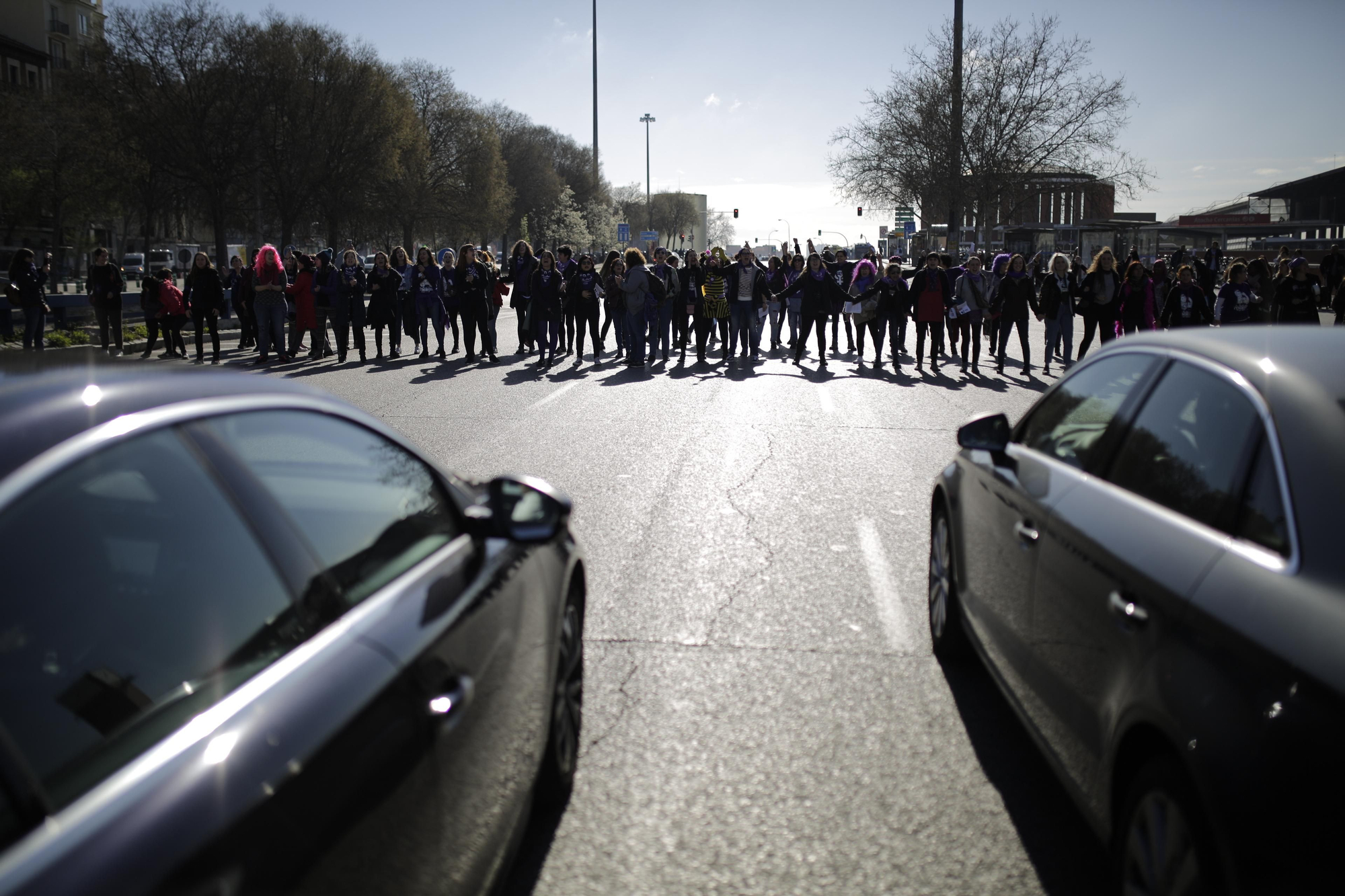 Una muralla humana formada por mujeres corta uno de los principales accesos por carretera a la estación de Atocha. Olmo Calvo