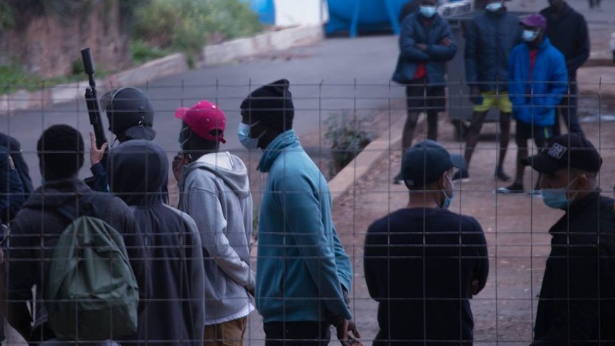 Un menor en medio de una noche de revueltas en el campamento para migrantes de Las Raíces