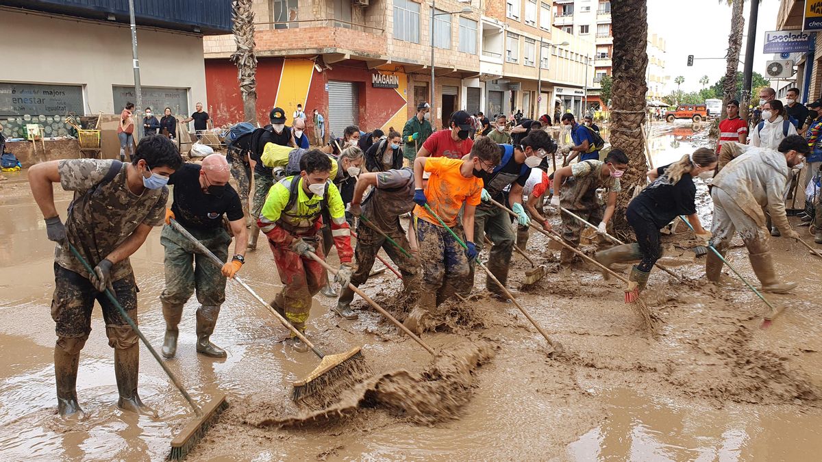 Ciutadans netejant els carrers de Paiporta després de la DANA.