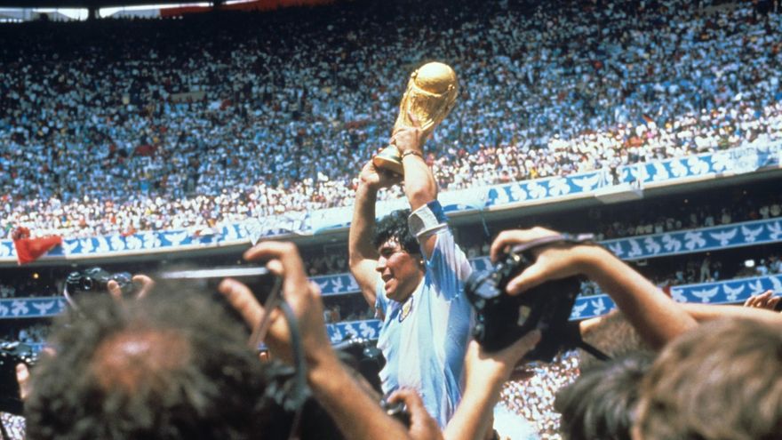 La historia detrás de la foto más icónica de un Mundial de fútbol: a 40 años de Maradona y ‘La mano de Dios’
