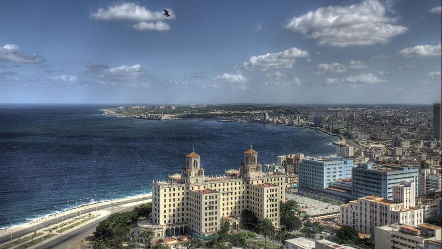 El Hotel Nacional y casi todo el Malecón desde el bar del FOCSA.