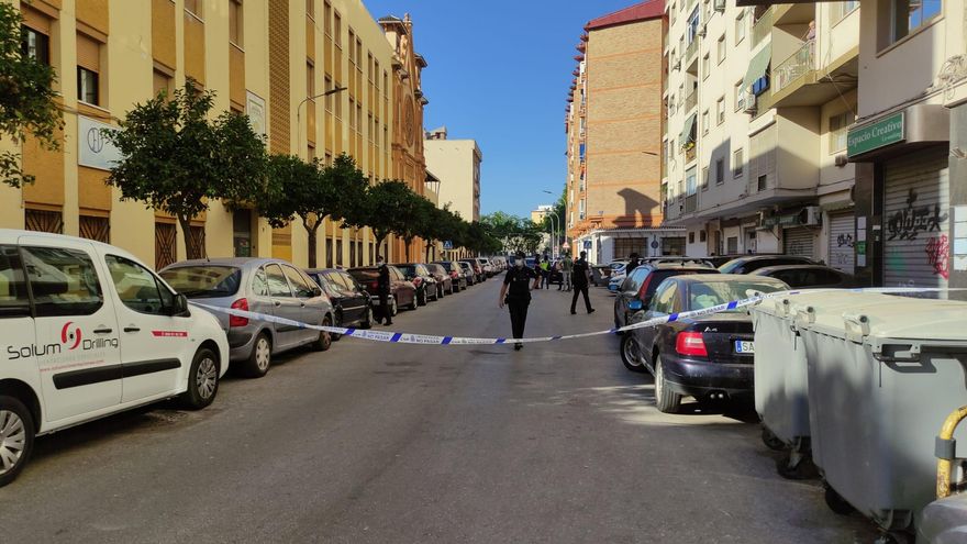 Calle Fernán Núñez, acordonada después del asesinato de una mujer