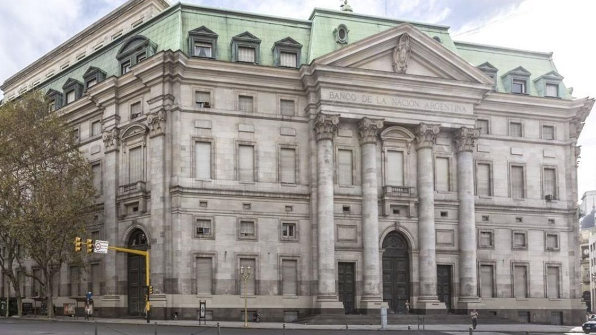 El Gobierno habilitó al Banco Nación para blanquear ya los “dólares del colchón” y Caputo criticó a los privados