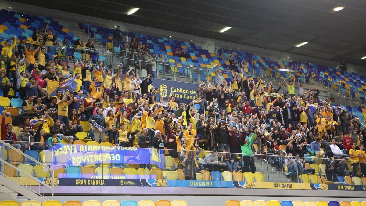 Los aficionados amarillos siguen la Final de la Copa en el Gran Canaria Arena
