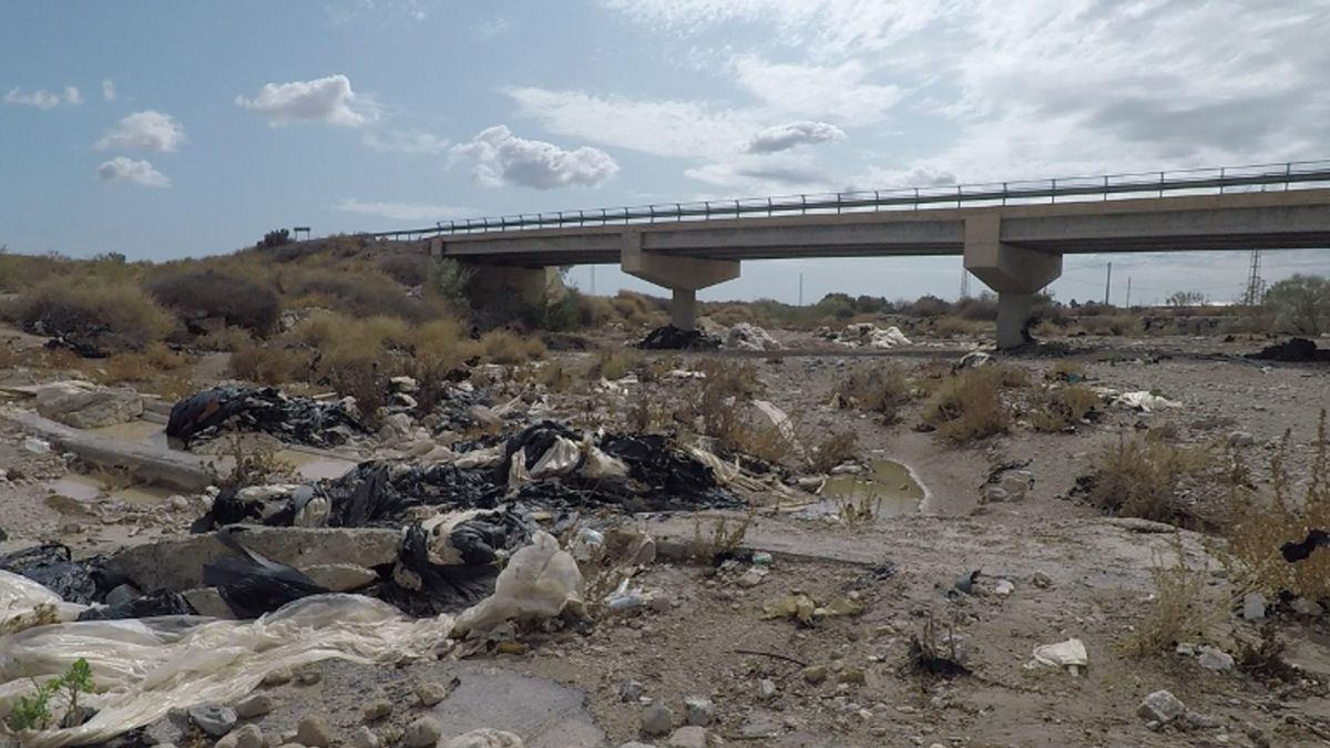 Una rambla con desechos plásticos de origen agrícola.