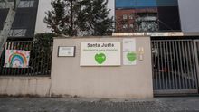 Entrada de la residencia privada de mayores Domus VI de Sevilla capital, situada cerca de la Estación de Santa Justa, donde siete ancianos han fallecido y al menos otros cuarenta están contagiados por coronavirus, además de 35 de sus trabajadores que han dado también positivo.