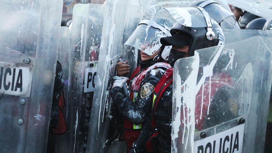 Policías confrontan la marcha de mujeres mexicanas frente a Palacio Nacional