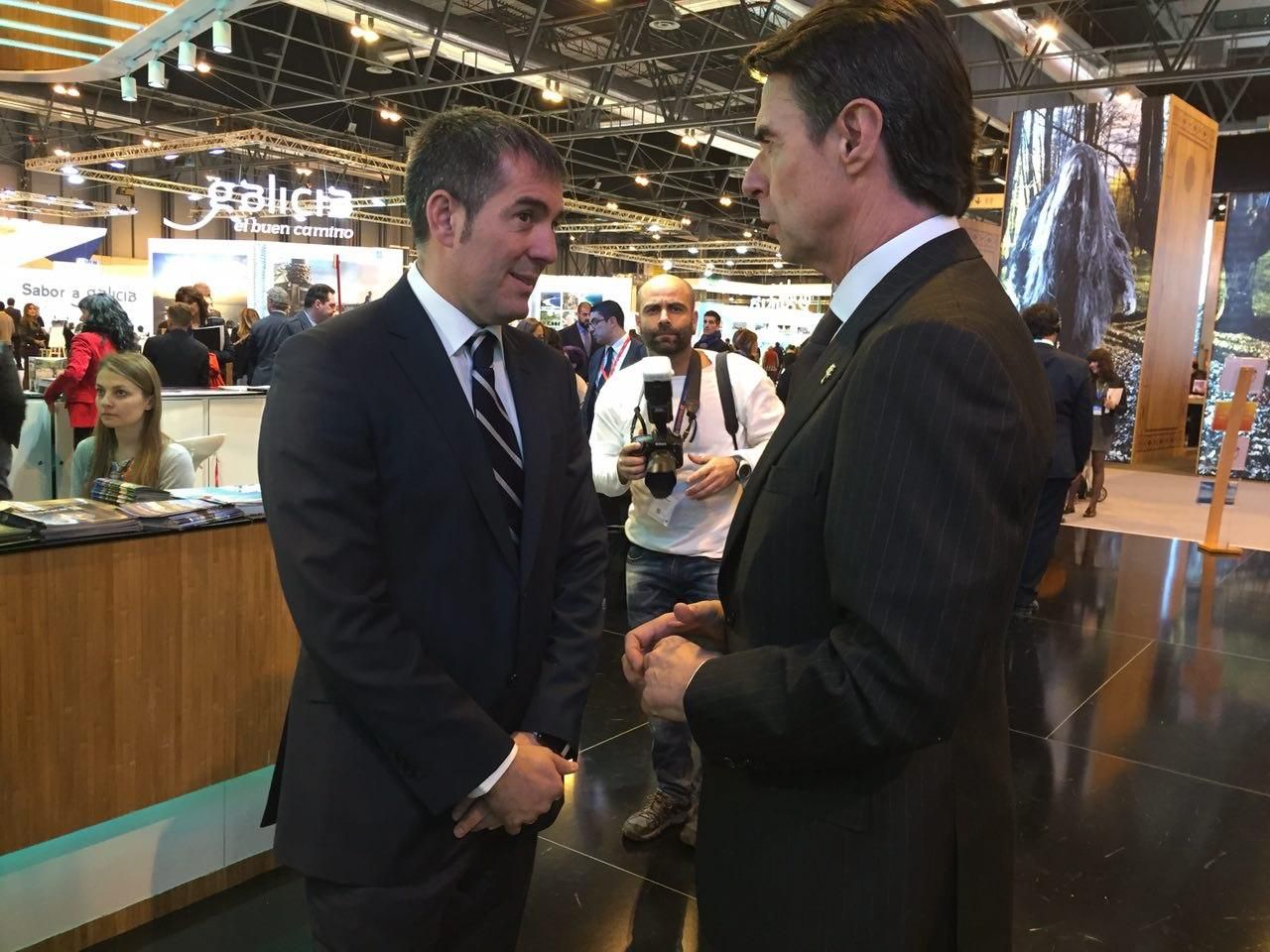 Fernando Clavijo y José Manuel Soria dialogando en el estando de Canarias en Fitur
