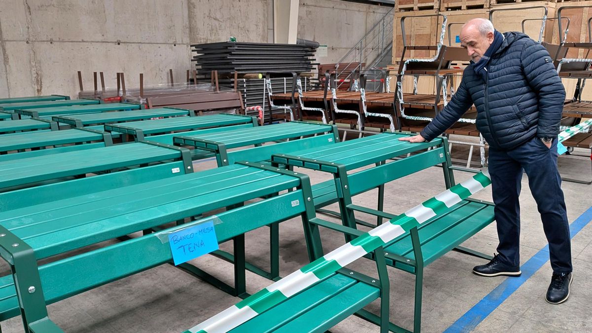 Ramón Arboledas, mostrando el nuevo modelo de banco mesa accesible