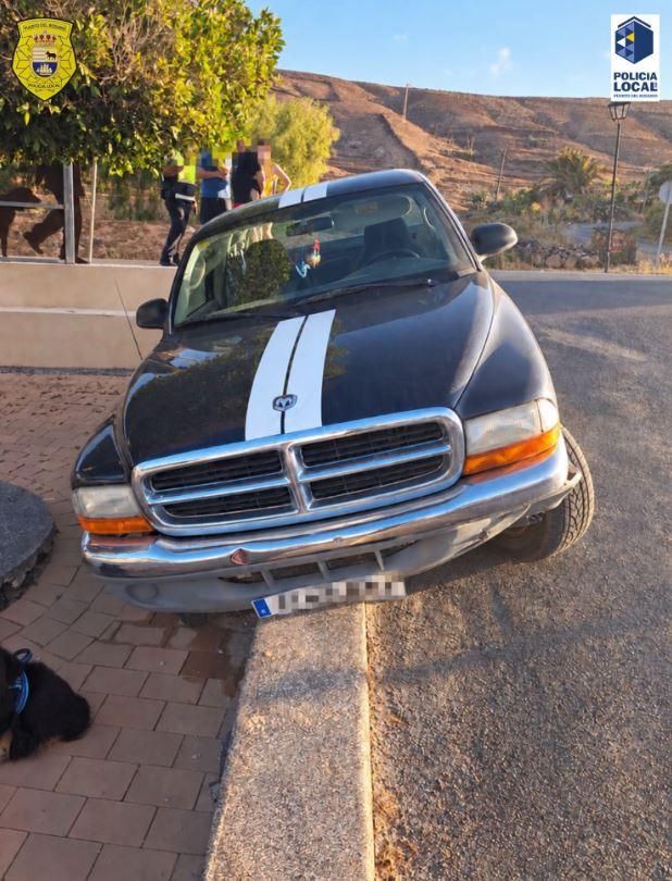 Vehículo accidentado frente a la iglesia del pueblo de Guisguey, en Puerto del Rosario (Fuerteventura).