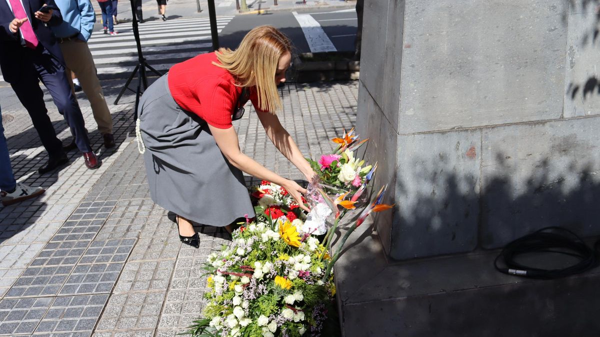 La consejera de Cultura del Cabildo grancanario, Guacimara Medina, deposita un ramo de flores ante el busto de Felo Monzón.