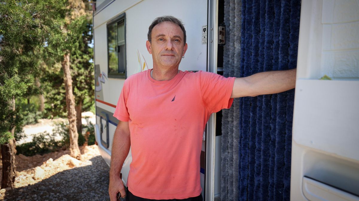 Fran, trabajador en el departamento de mantenimiento de un hotel del norte de la isla y que vive en una caravana.