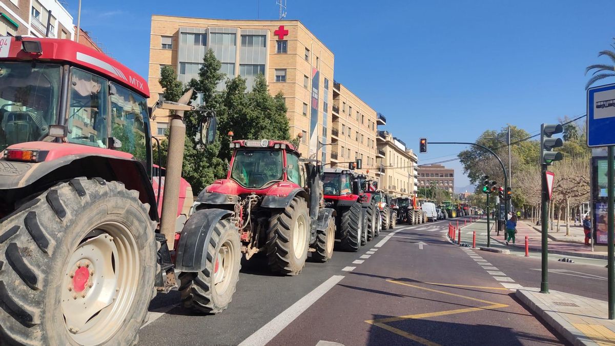 Los tractores han taponado Murcia desde la Delegación del Gobierno hasta el Hospital Reina Sofía