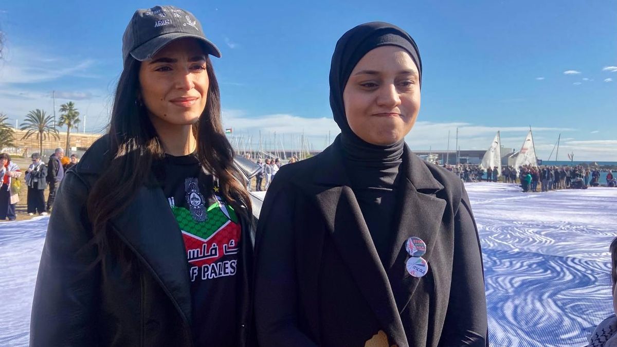 Wesam Hamada, madre de Hind Rajab, y la actriz Saja Kilani, coprotagonista del filme La voz de Hind Rajab, este jueves en Barcelona, junto al retrato gigante de la niña