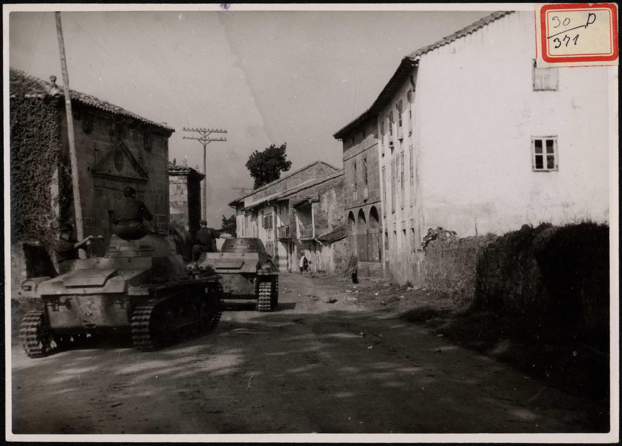 "Tanques pasando el pueblo de Cartes inmediato a Torrelavega". 24 de agosto de 1937.