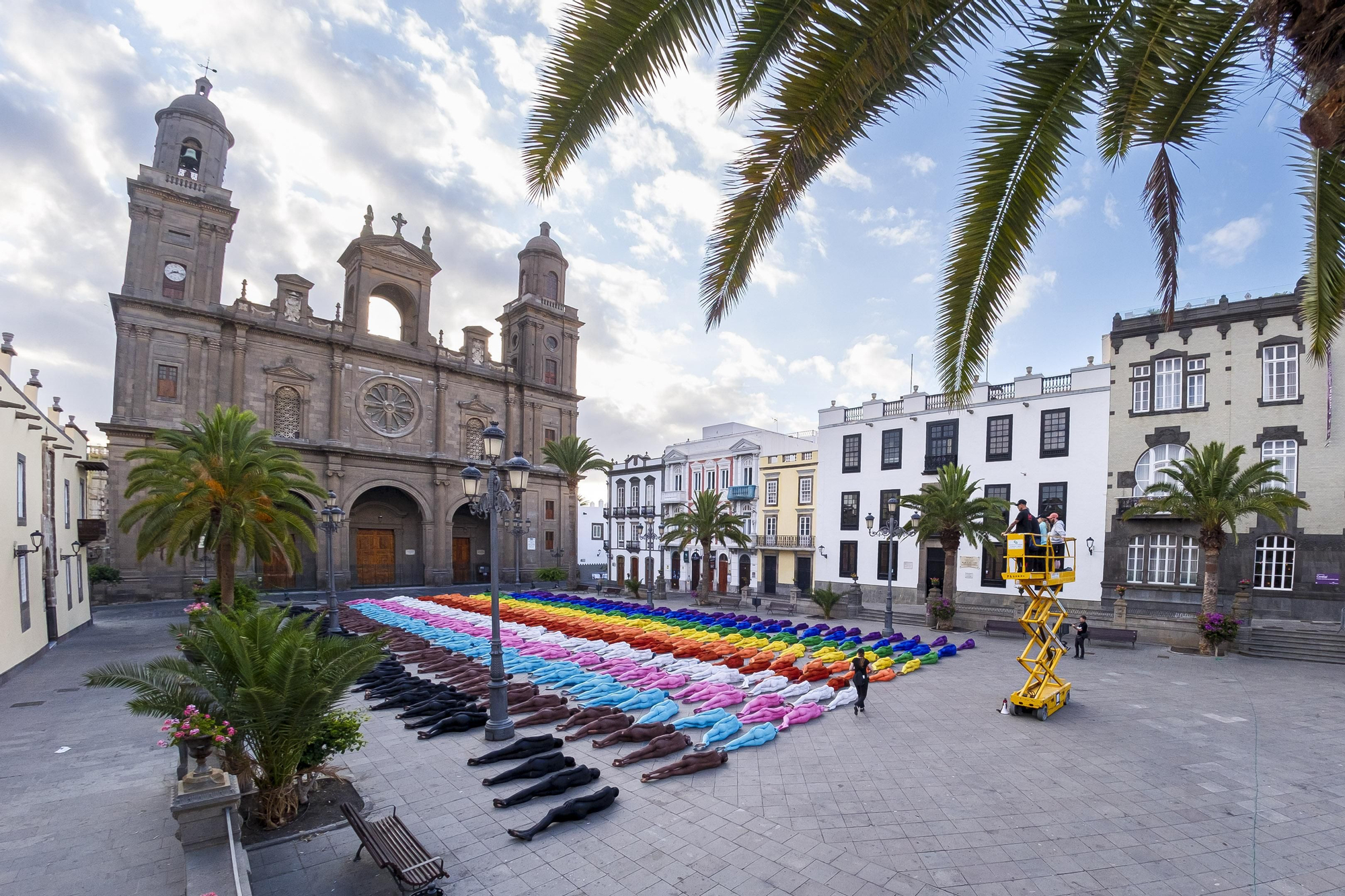 El artista neoyorquino Spencer Tunick rinde homenaje a la comunidad LGTBI en el centro histórico de Las Palmas de Gran Canaria con la instalación 'Gran Spectrum', en la que plasmó los colores de la bandera arcoiris en uno de sus clásicos desnudos colectivos.