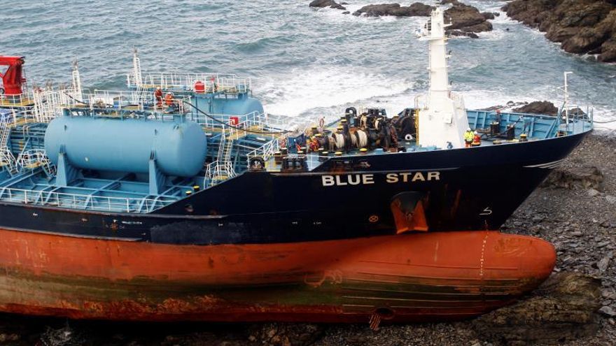 Los trabajos de bombeo a tierra del combustible almacenado en el "Blue Star", que en la madrugada del viernes cumplió una semana encallado en Ares (A Coruña), ayer.