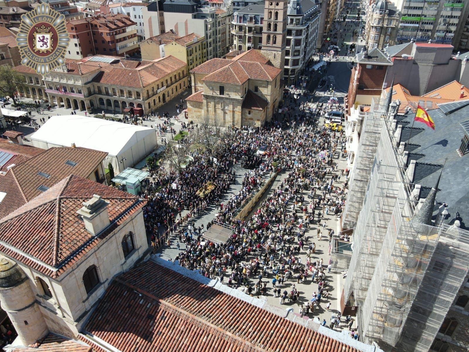 Una procesión de Las Palmas en León bajo el sol y en imágenes