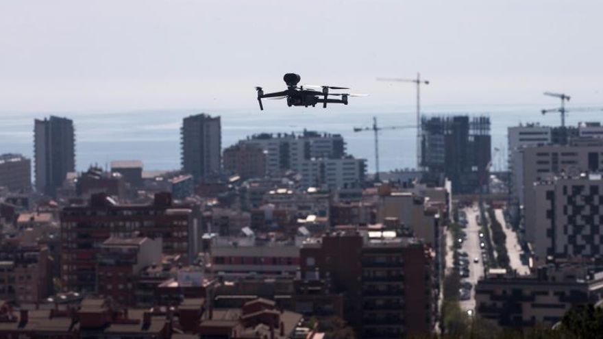 Denuncian a 12 pilotos por efectuar 35 vuelos ilegales de drones en Barcelona.