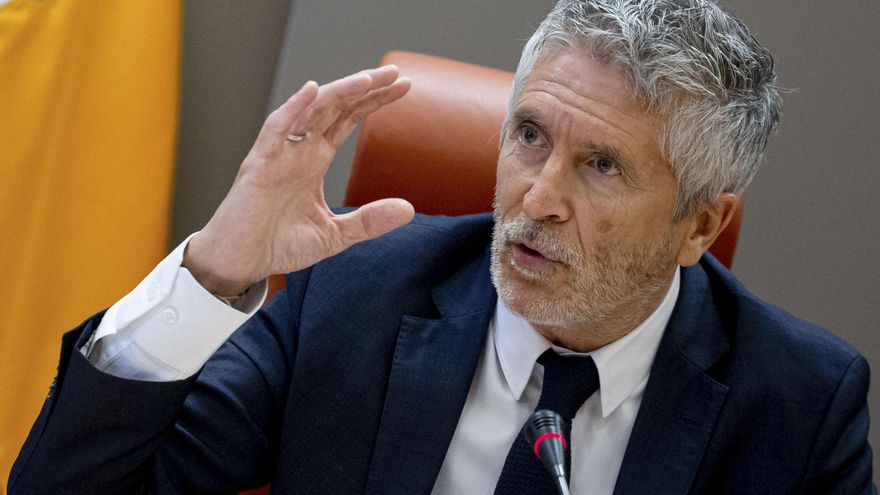 El ministro del Interior, Fernando Grande-Marlaska, presenta el balance provisional de la siniestralidad vial registrado en las carreteras españolas durante los pasados meses de julio y agosto, este miércoles en Madrid. El verano ha dejado 228 muertos en las carreteras, lo que supone 15 menos y un descenso del 6 por ciento respecto a los meses de julio y agosto de 2024, según el balance provisional de la siniestralidad vial. EFE/Daniel González