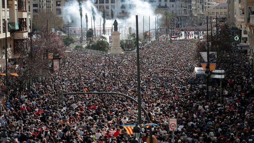 Renfe pidió al ayuntamiento reforzar con autobuses de la EMT y metrobus los trenes cortados en València por la mascletà