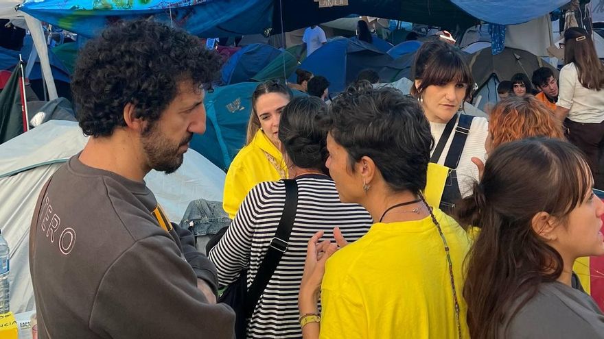 Marwan y Rozalén, este jueves en la acampada de Sol.