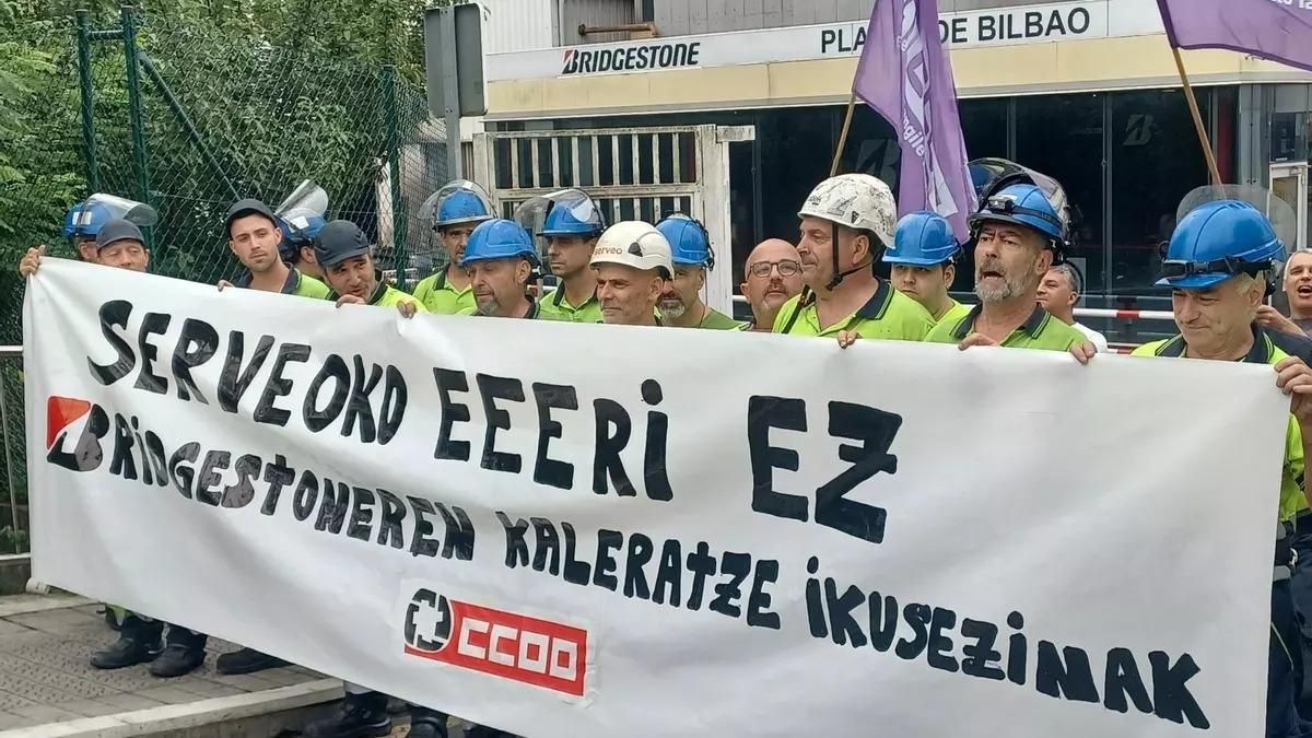 Trabajadores de Serveo durante una concentración ante Bridgestone en Basauri.